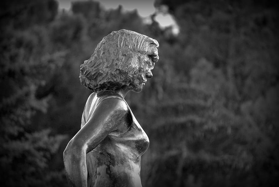 Стройная девушка около прекрасных скульптор