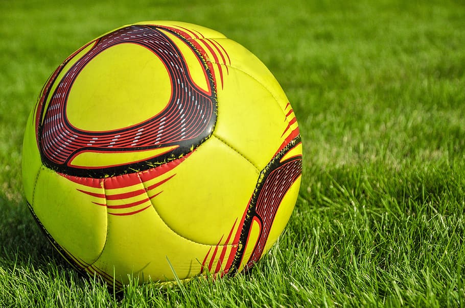 la pelota, pelota de fútbol, ​​fútbol, ​​pelota de fútbol sobre la hierba, jugador, deportes, hierba, verde, estadio, campo