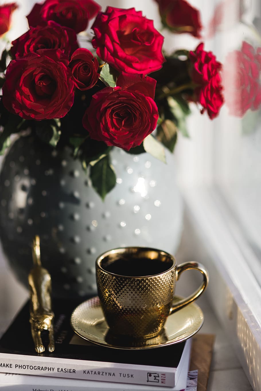 gold cup, coffee, red, roses bouqet, flowers, roses, interior, essentials, cup, gold