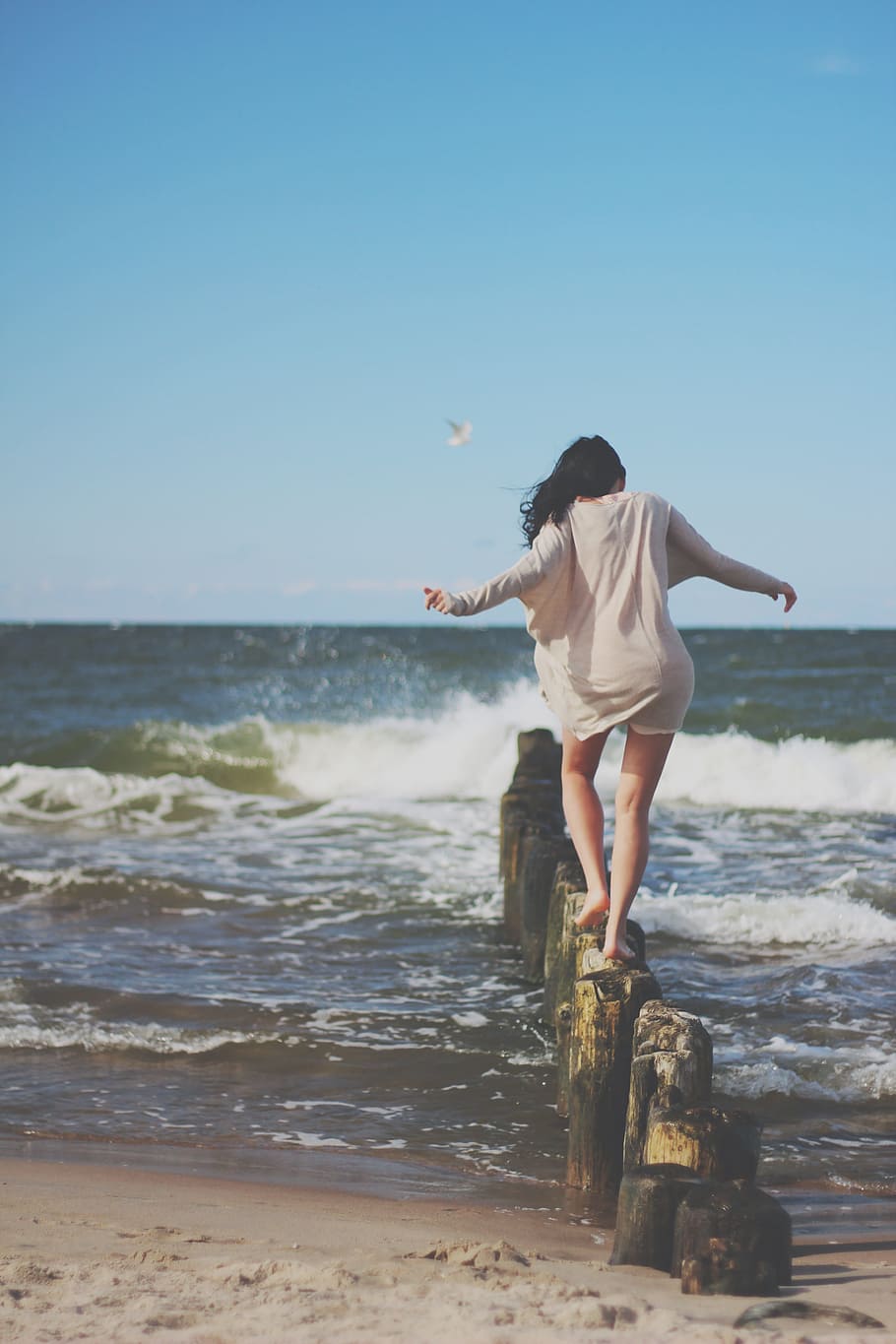 mulher, pisando, oceano, mar, agua, vento, céu azul, praia, verão, menina