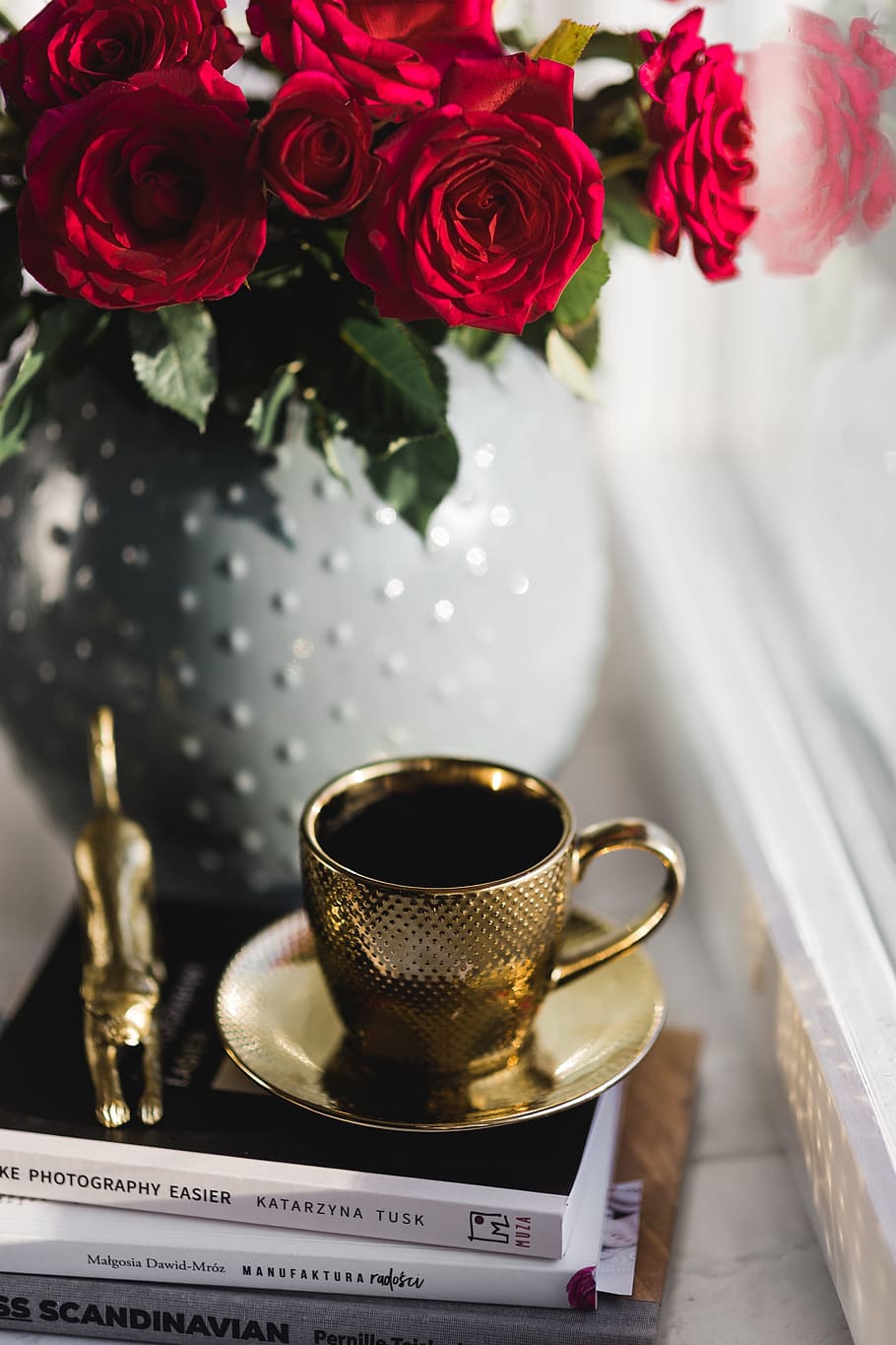 xícara de ouro, café, vermelho, rosas bouqet, flores, rosas, interior, fundamentos, copa, ouro