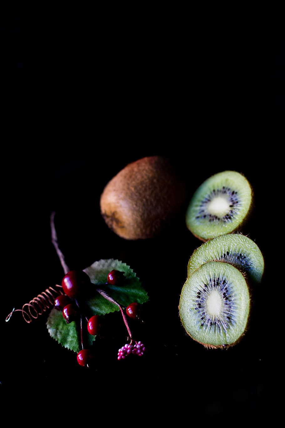 kiwi hermoso, de cerca, oscuro, fruta, verde, saludable, kiwi, minimalista, simplista, frescura