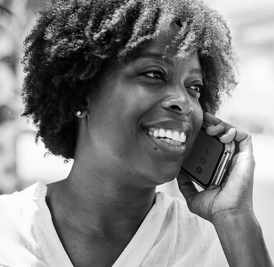 afro-americano, preto e branco, telefone celular, alegre, comunicação, comunidade, conectando, conexão, conversa, dados