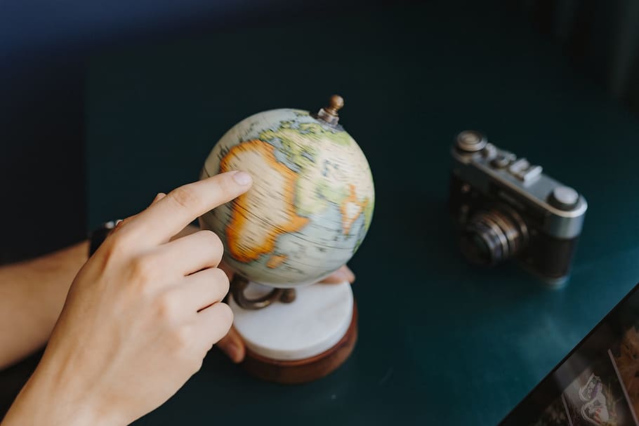 masculino, dedo, mostrando, parte, mundo, globo, geografia, viagem, mão, mão humana