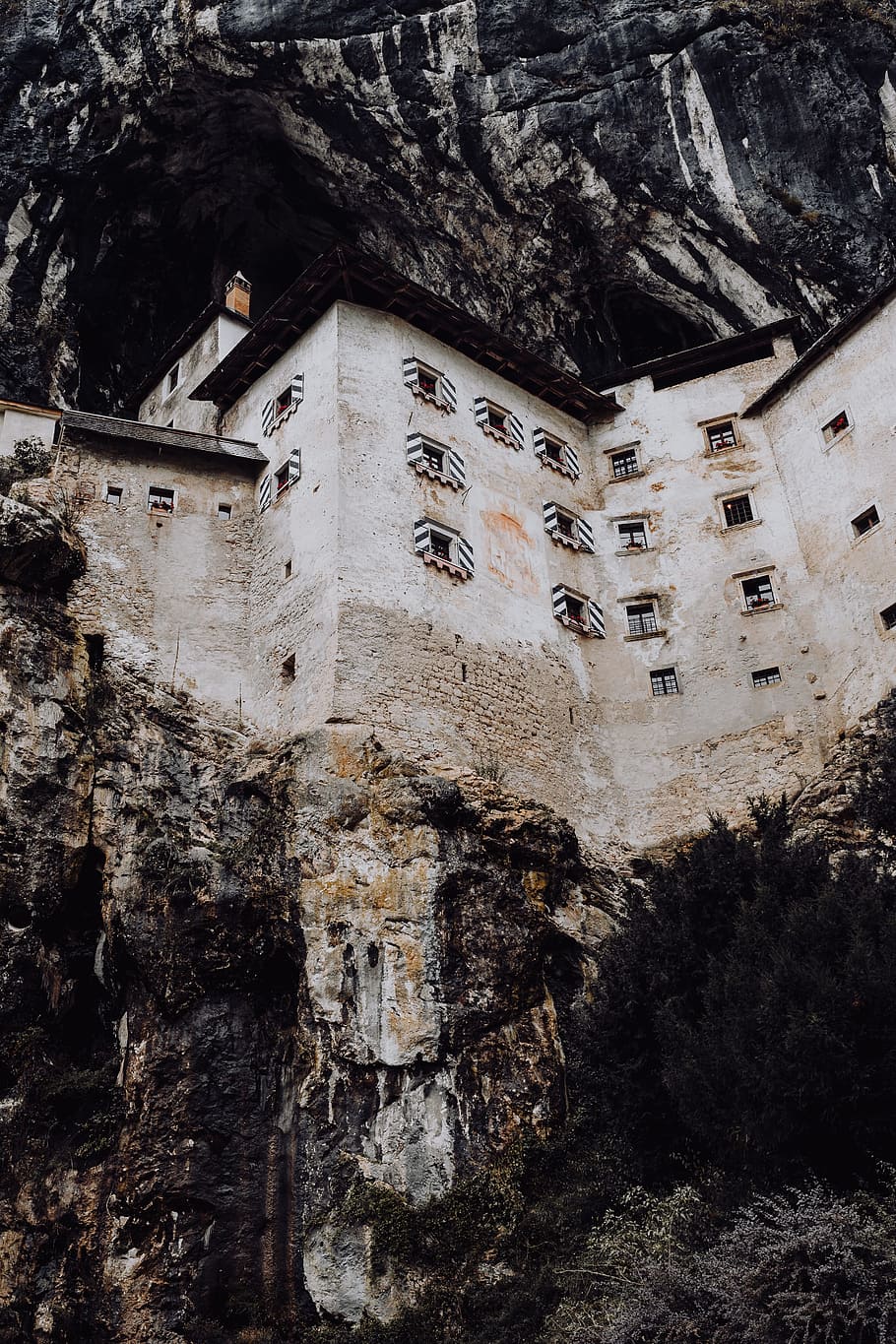 Castillo de predjama, boca de la cueva, postojna, eslovenia, costa, europa, castillo, viaje, turismo, acantilado