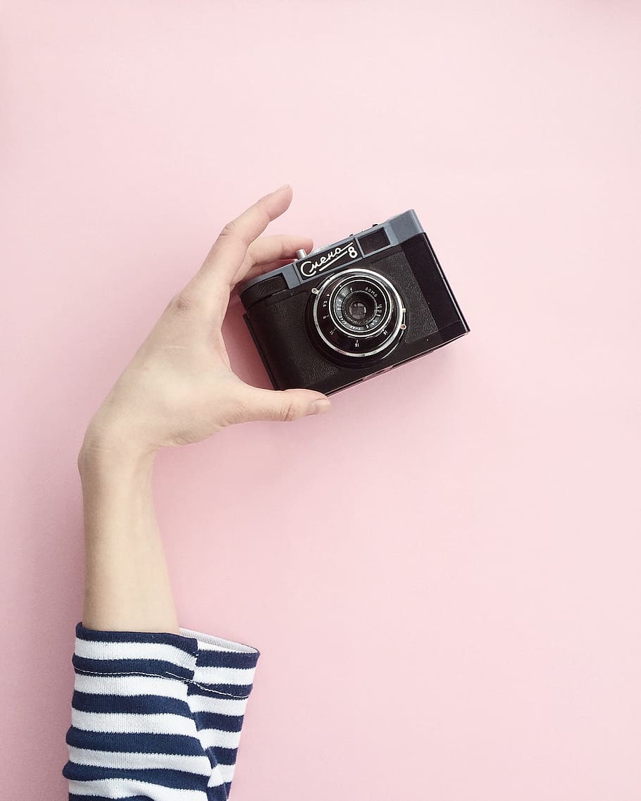 menina, câmera, fundo rosa, mínimo, tecnologia, mulher, mão, pessoas, temas de fotografia, câmera - equipamento fotográfico
