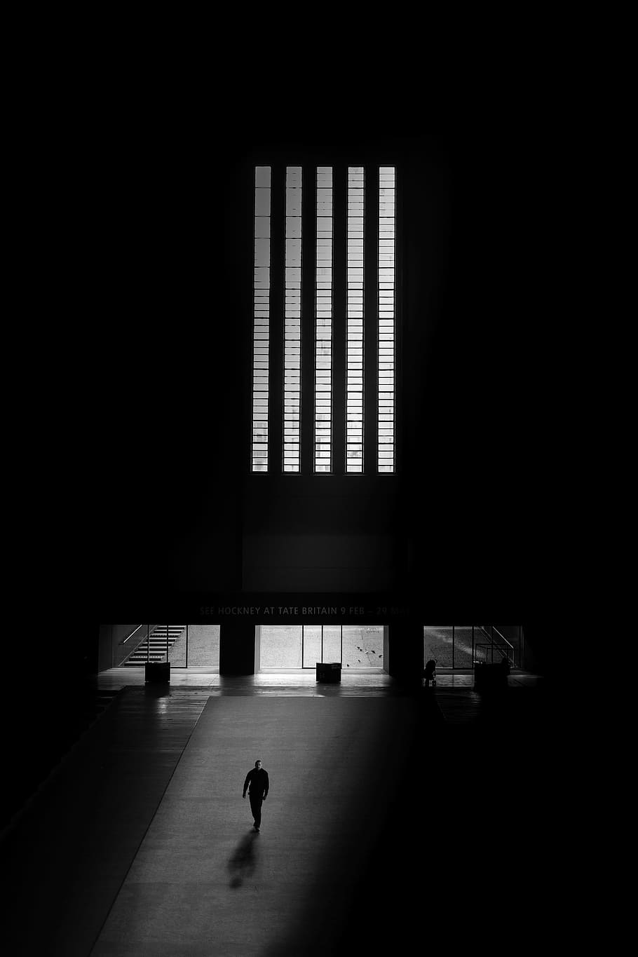 arsitektur, bangunan, infrastruktur, gelap, hitam dan putih, tengara, orang, berjalan, sendirian, di dalam ruangan