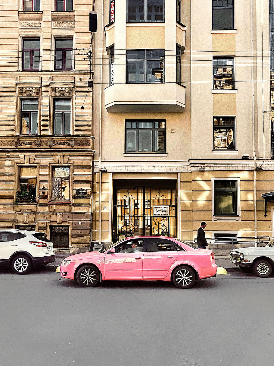 merah muda, mobil, jalan, kota, bangunan, perjalanan, transportasi, orang, bergerak, arsitektur