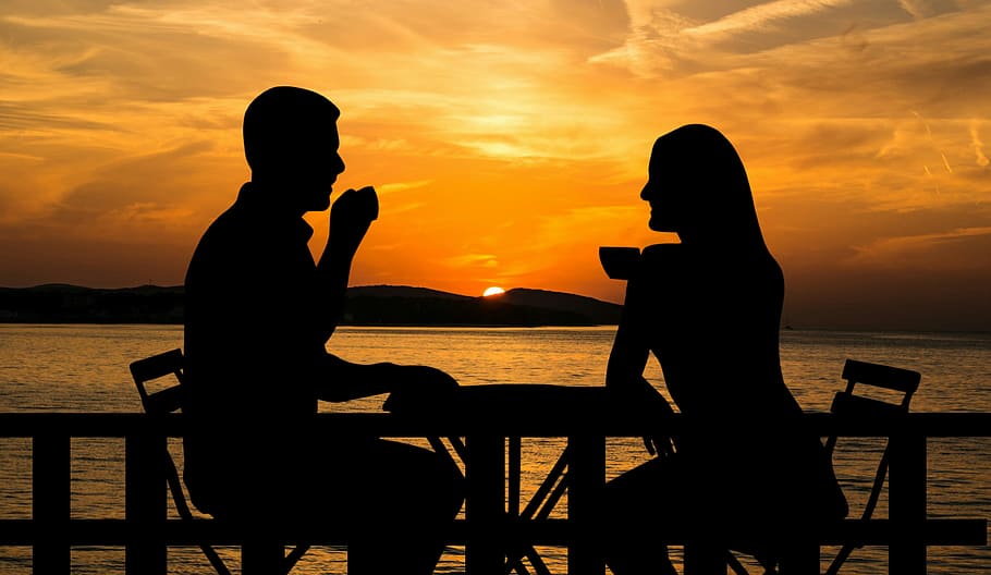 foto ilustração, casal, sentado, fora, Pôr do sol, bebericando, café, mesa, beber, cadeira