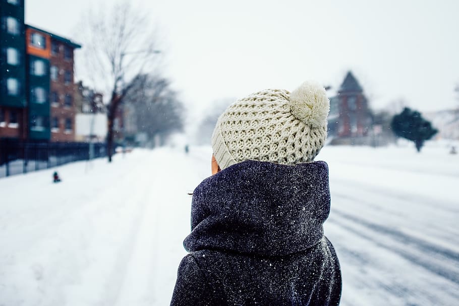 cena de rua, neve, roupas de inverno, chapéu bobble, rua, inverno, cena, estação, frio, branco