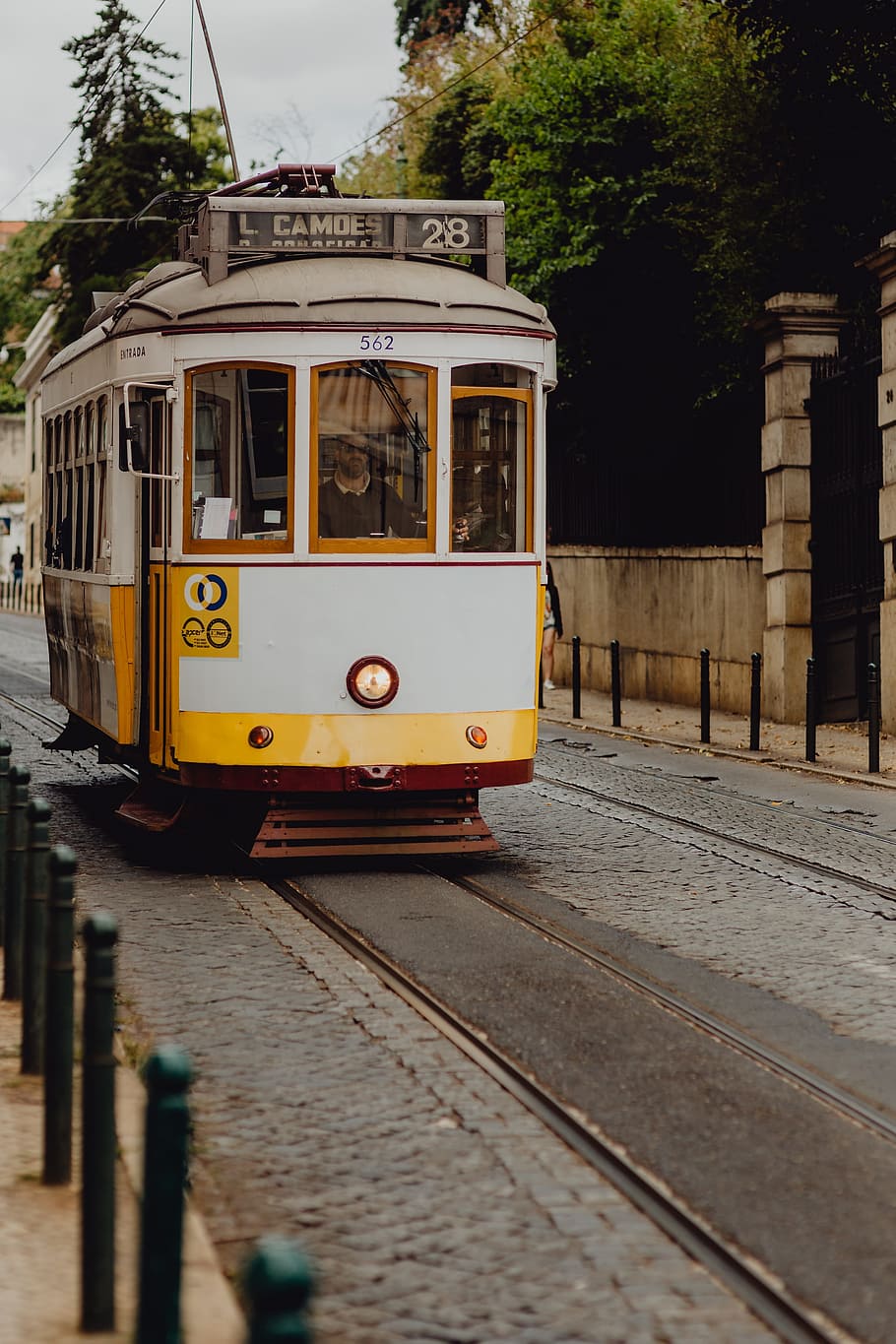 знаменитый, винтаж, желтый, трамвай 28, улица, лиссабон, португалия, старый, европа, путешествия