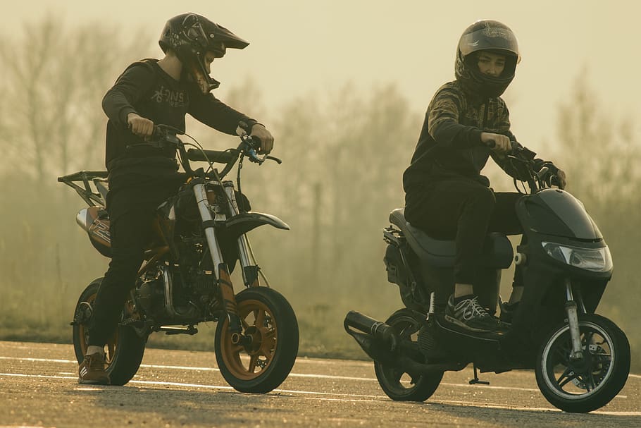 adolescentes em ciclomotores, scooter, capacete, motocicleta, proteção, transporte, rua, velocidade, condução, dirigir