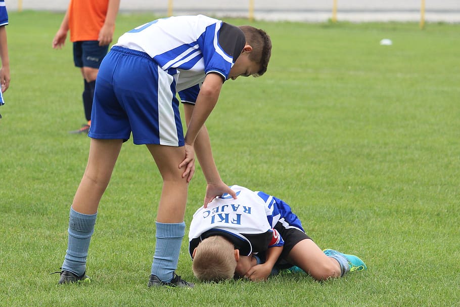 fútbol, ​​lesiones, dolor, compañero de equipo, ayuda, futbolista, niños, deporte, niño, hierba