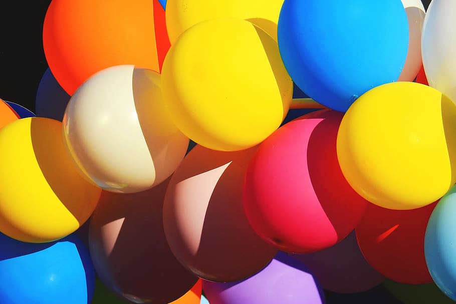 balões de festa de aniversário, vários, aniversário, aniversários, festa, balão, multi colorido, monte, celebração, amarelo