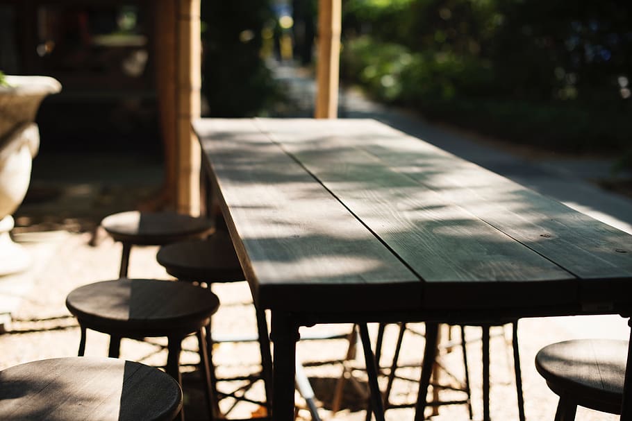 meja, kursi, cerah, hari, teduh, di luar, kayu - bahan, absen, kosong, fokus pada latar depan