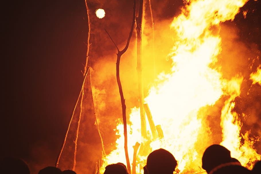 enorme fogueira de páscoa, cinzas, retroiluminado, blankenese, chama, fogueira, queimar, celebração, multidão, páscoa