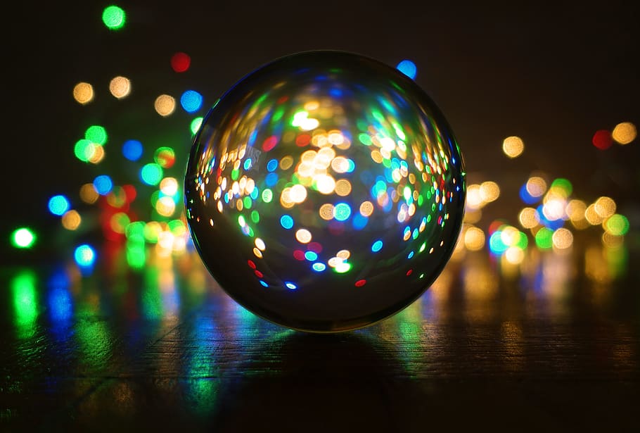 fotografía de bola de cristal, bola, luces, colorido, magia, reflejo, iluminado, noche, reflexión, multicolores
