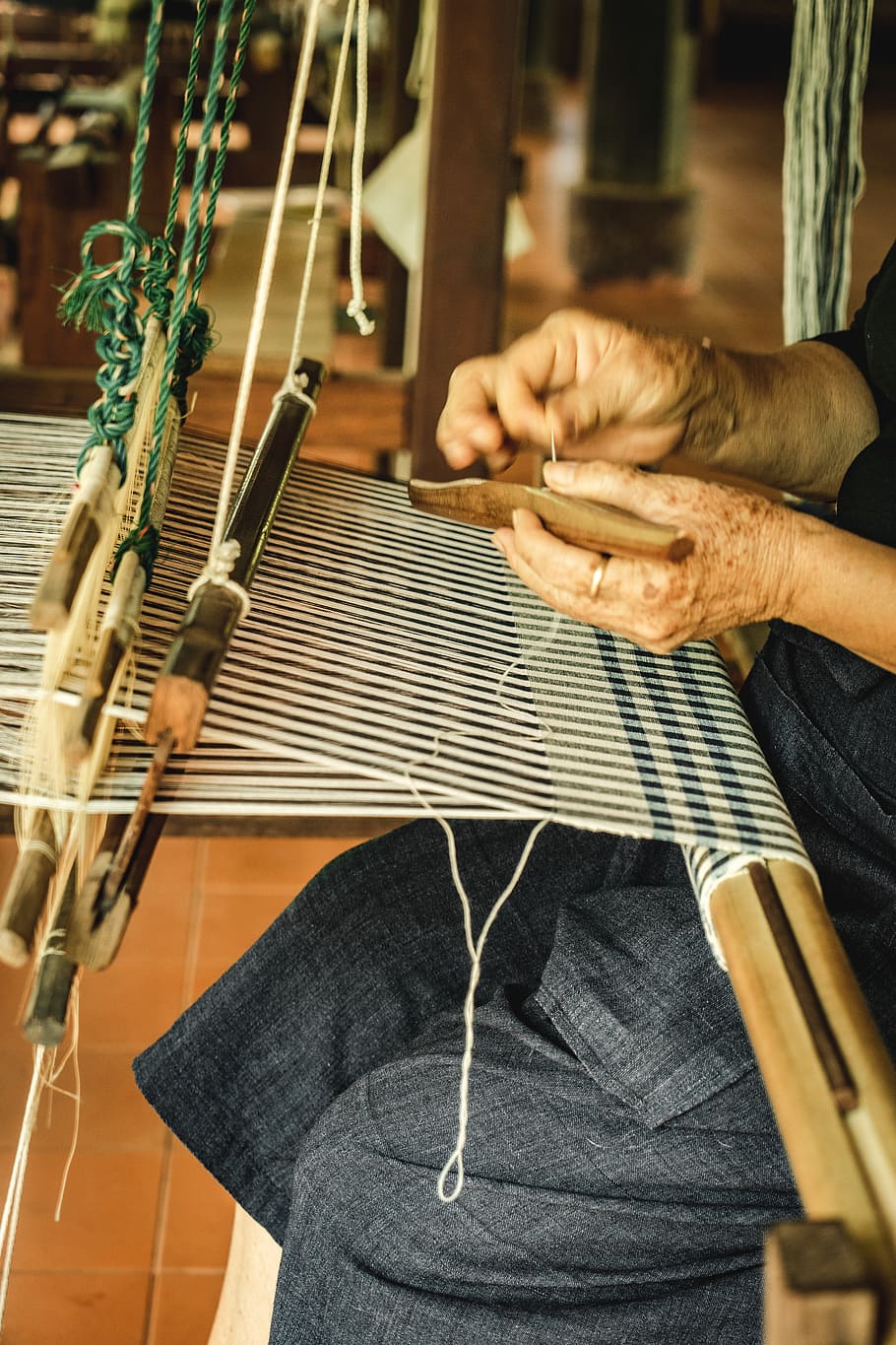 tecelagem, mão, tapete, tear, tecer, feito à mão, velho, tradicional, padrão, artesanato