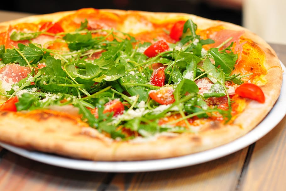 pizza salad, makanan dan Minuman, pizza, makanan, sayuran, ramuan, kesegaran, tomat, buah, makanan sehat