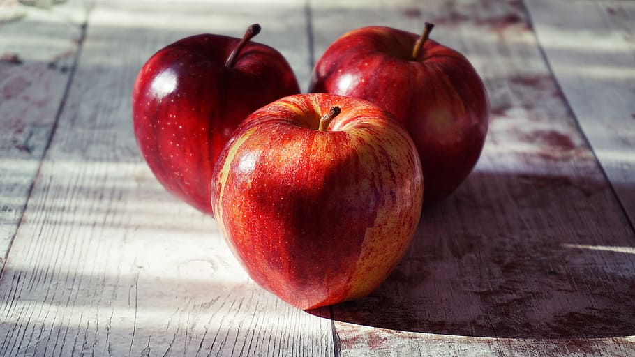 maçãs, maçã, maçãs vermelhas, fruta, comida, alimentação saudável, comida saudável, alimentos crus, comida natural, madeira