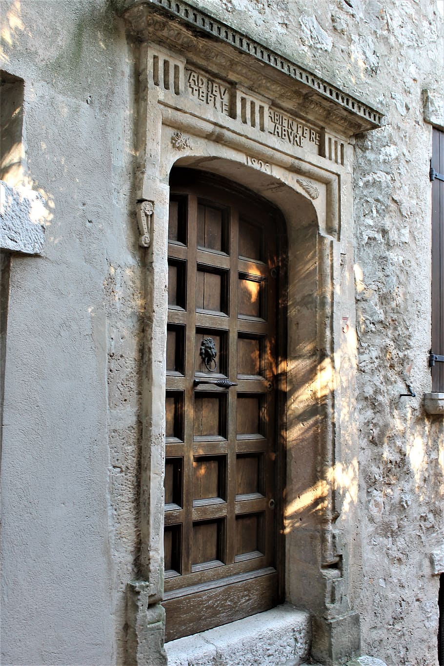 door, medieval door, wooden door, old door, pierre, carved frame, architecture, built structure, building exterior, day