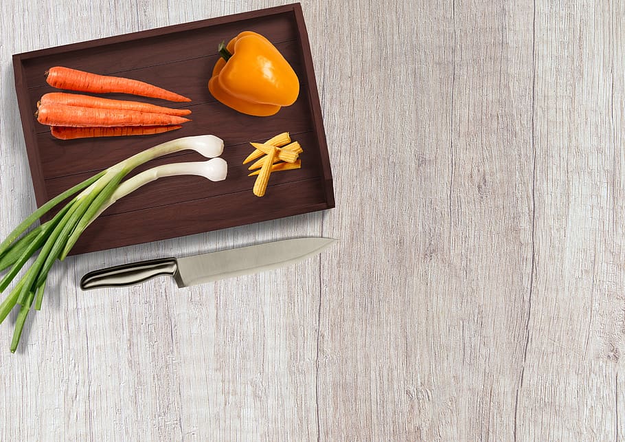 knife, vegetables, table, tray, paprika, carrots, onions, spring onions, corn, kitchen knife
