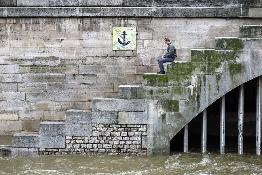 hombre, se sienta, pasos, líder, inundado, río Sena, París, Francia, solo, triste