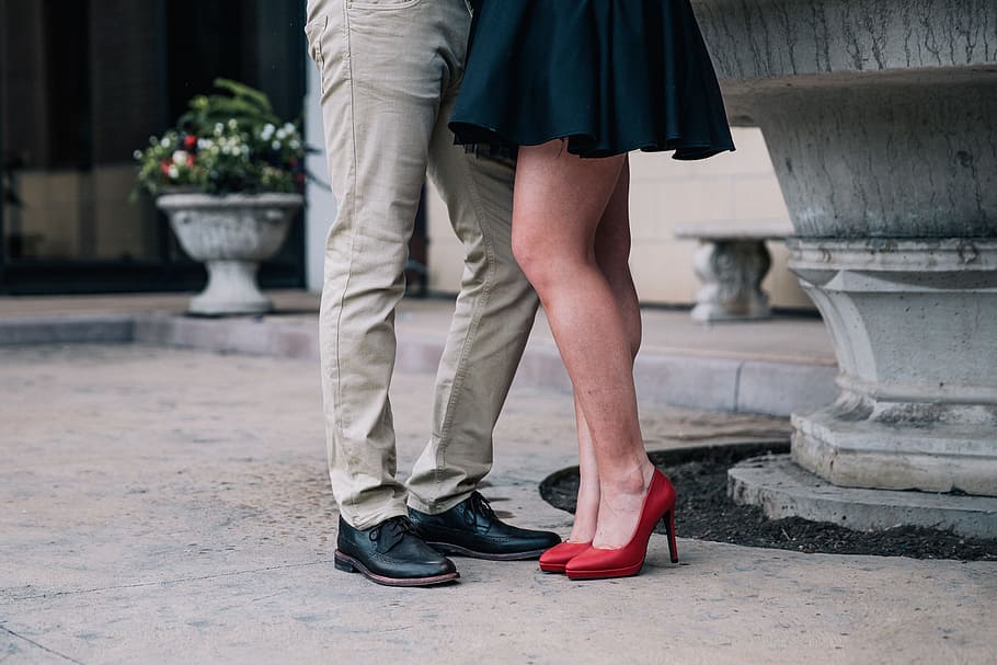 romántico, pareja, pies`` adulto, al aire libre, de pie, dos, cariño, falda negra, caucásico, moda