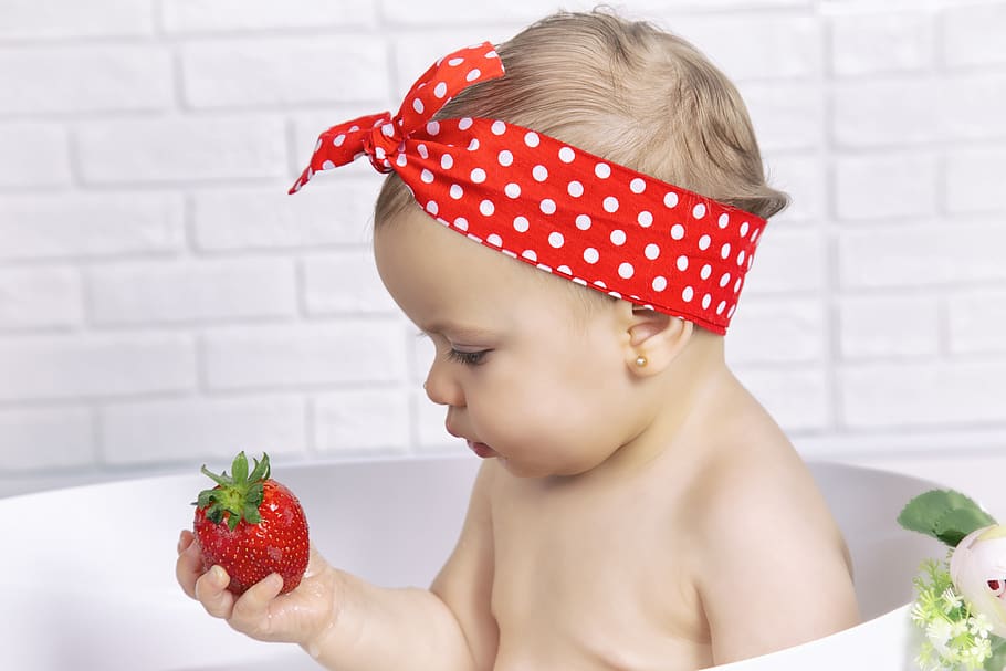 fresas, niña, bebe, fruta, baño, leche, rojo, una persona, baya, fresa