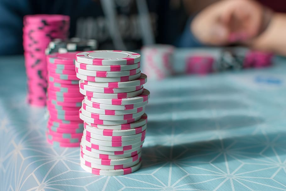 poker, kontras, token, bayangan, pink, putih, game, tumpukan, di dalam ruangan, fokus pada latar depan