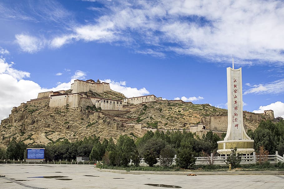 China, región autónoma del Tíbet, el castillo del monasterio, ruinas de la defensa, fortaleza de montaña, sistema de defensa, montañas, roca, históricamente, construcción