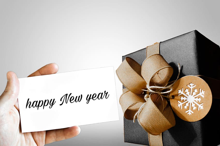 presente, novo, ano, -, mão, exploração, cartão, pacote, ano novo, feliz ano novo