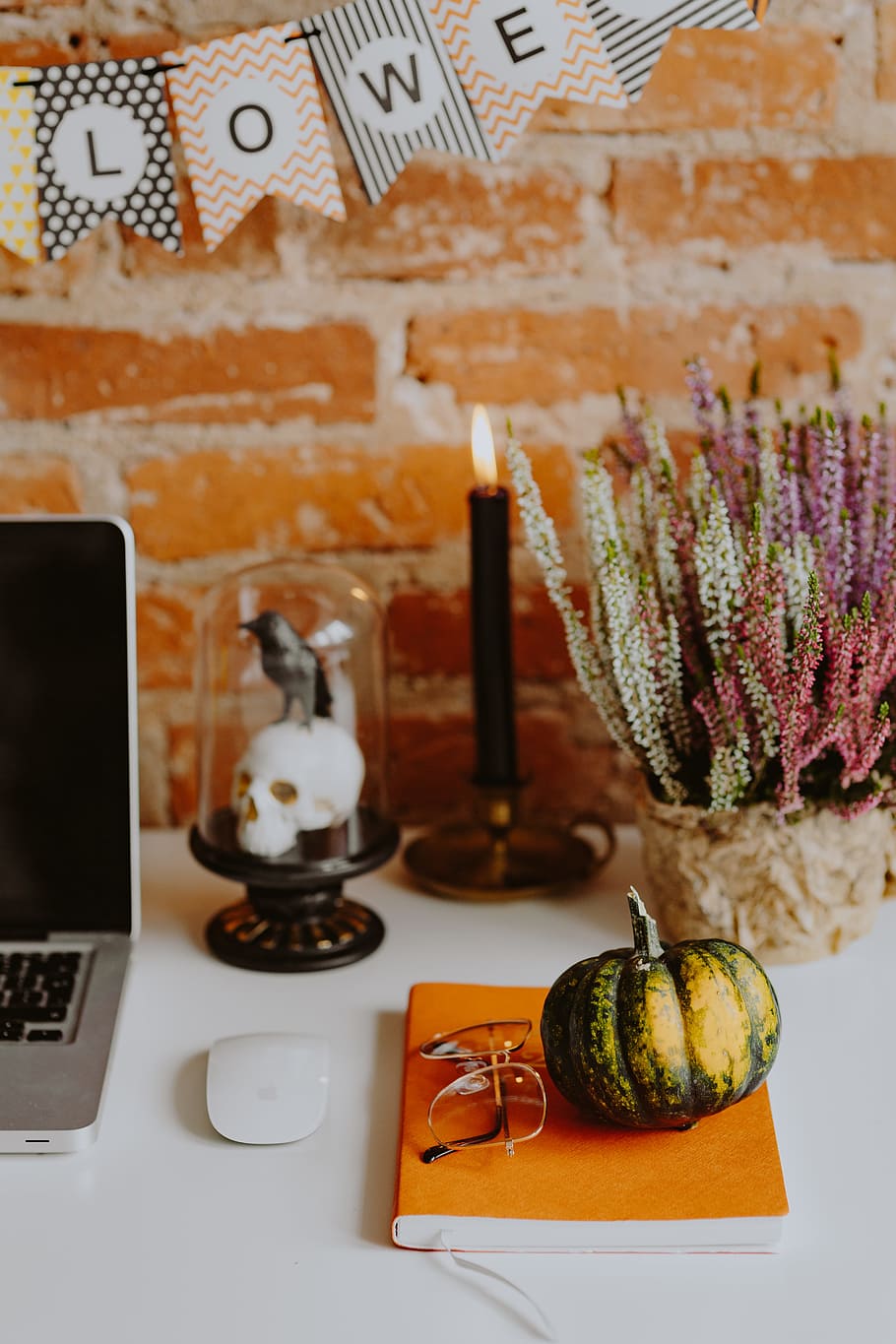 mesa, laptop, decorações de halloween, dia das bruxas, tijolo, parede de tijolos, outono, espaço de trabalho, local de trabalho, macbook