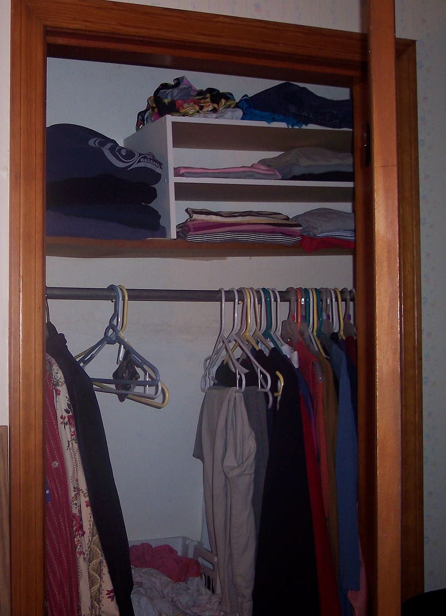 armário, aberto, porta, roupas, pendurado, dobrado, prateleiras, de suspensão, ninguém, escolha