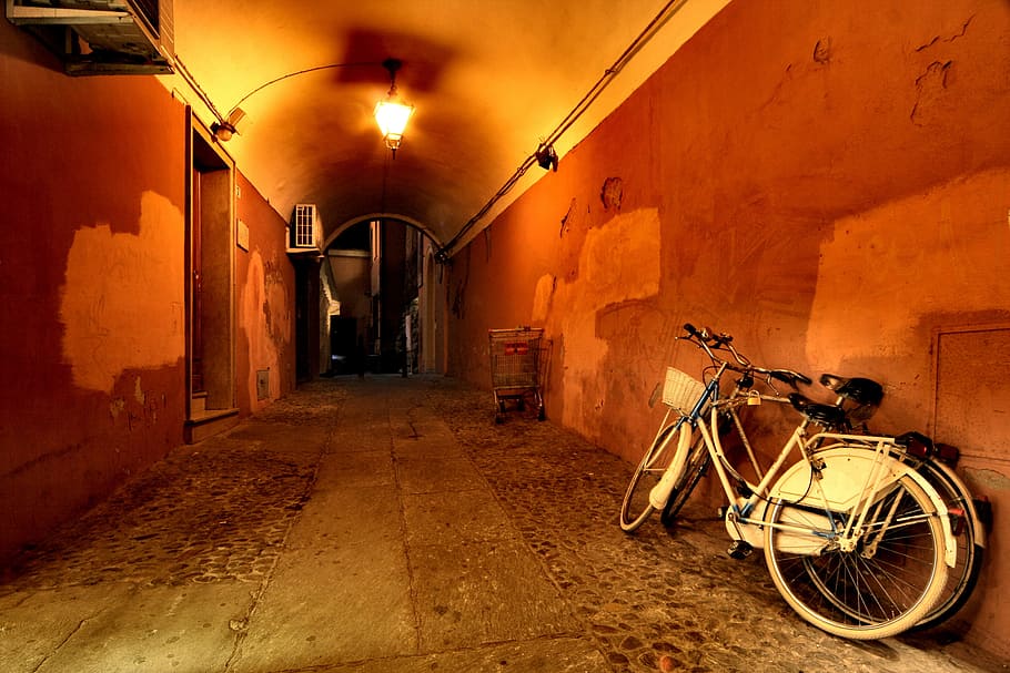 dos, bicicletas, estacionado, pared, noche, bicicleta, bolonia, equipo, italia, no hay gente