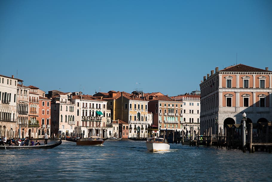 Veneza, mar, barcos, céu azul, edifícios, cidade, arquitetura, viagens, férias, itália