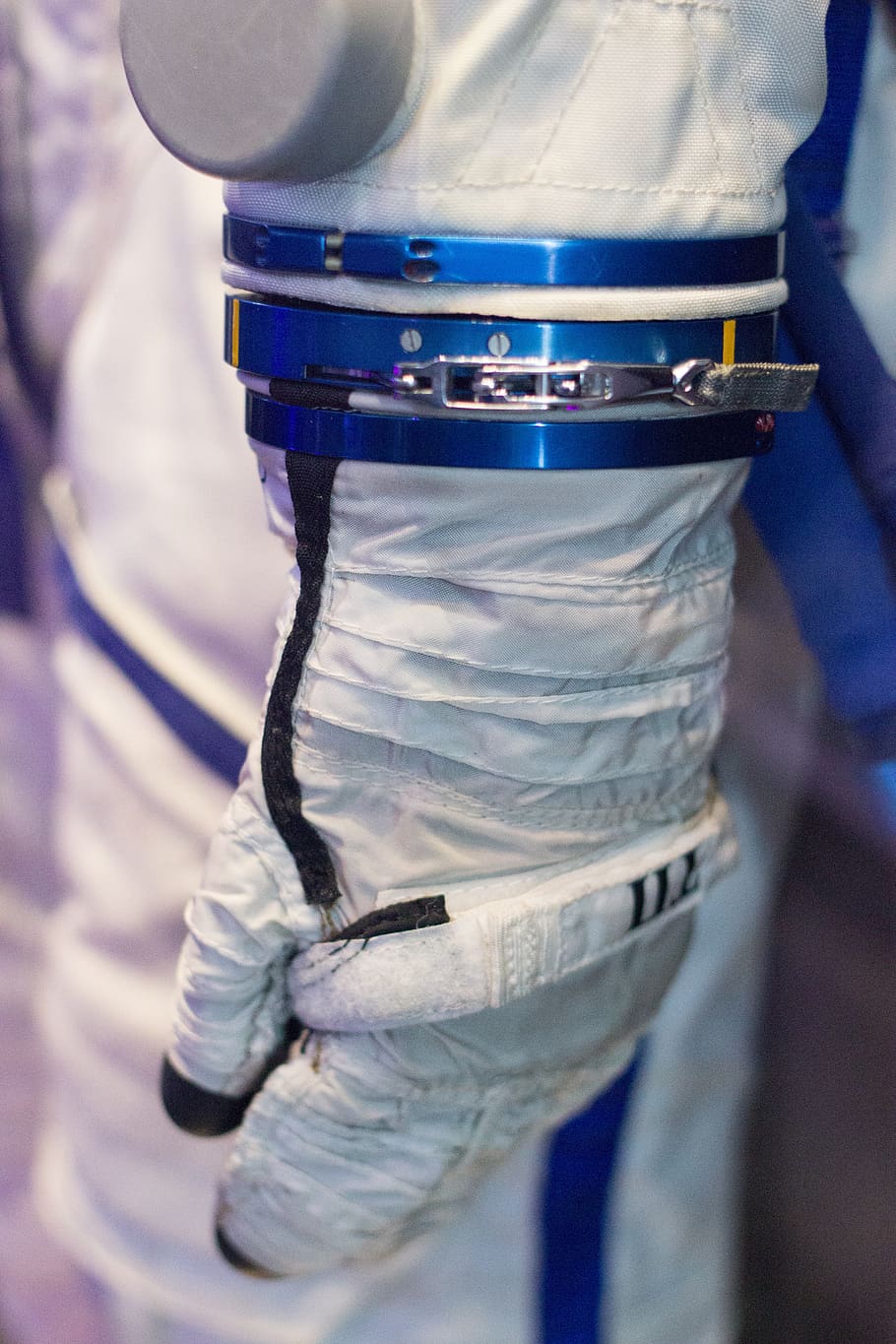 Tim Peake, Reino Unido, traje espacial, guantes, usado en la cápsula espacial Soyuz, astronauta, viaje espacial, primer plano, interior, azul