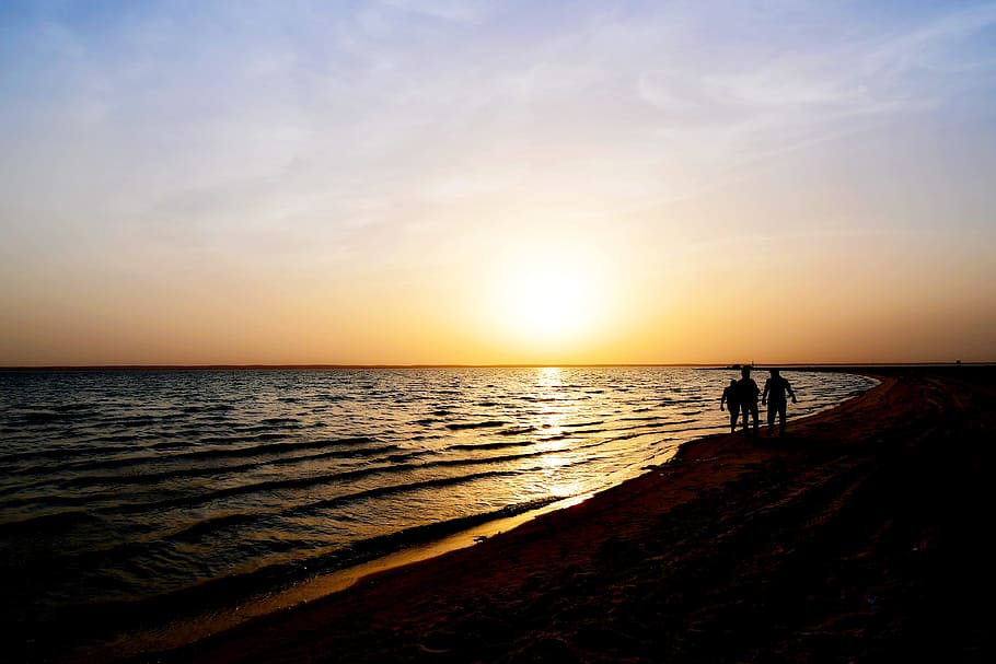 matahari terbenam, pantai, teman, kelembutan, persahabatan, bersama, kebersamaan, pria berjalan, romantis, romansa di pantai