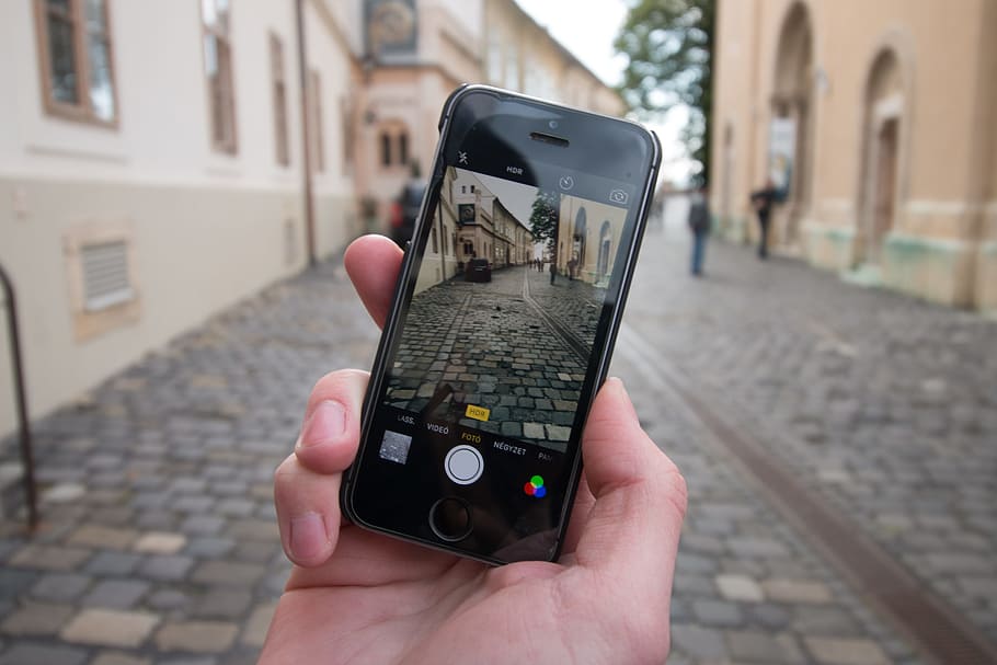 technology, gadgets, photography, iphone, smartphone, mobile, cobblestones, alleys, people, architecture