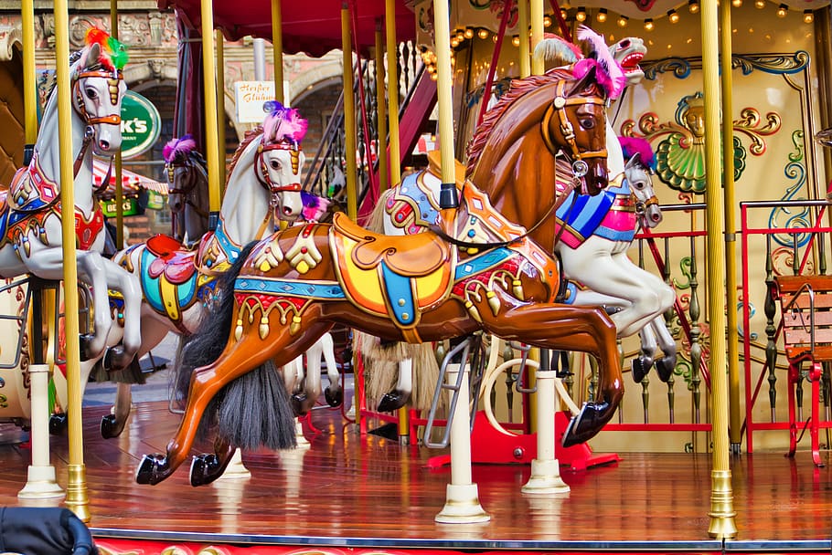 carrossel, mercado, cavalo de carrossel, passeio em parque de diversões, representação animal, representação, parque de diversões, arte e artesanato, cultura e entretenimento artístico, cavalos de carrossel