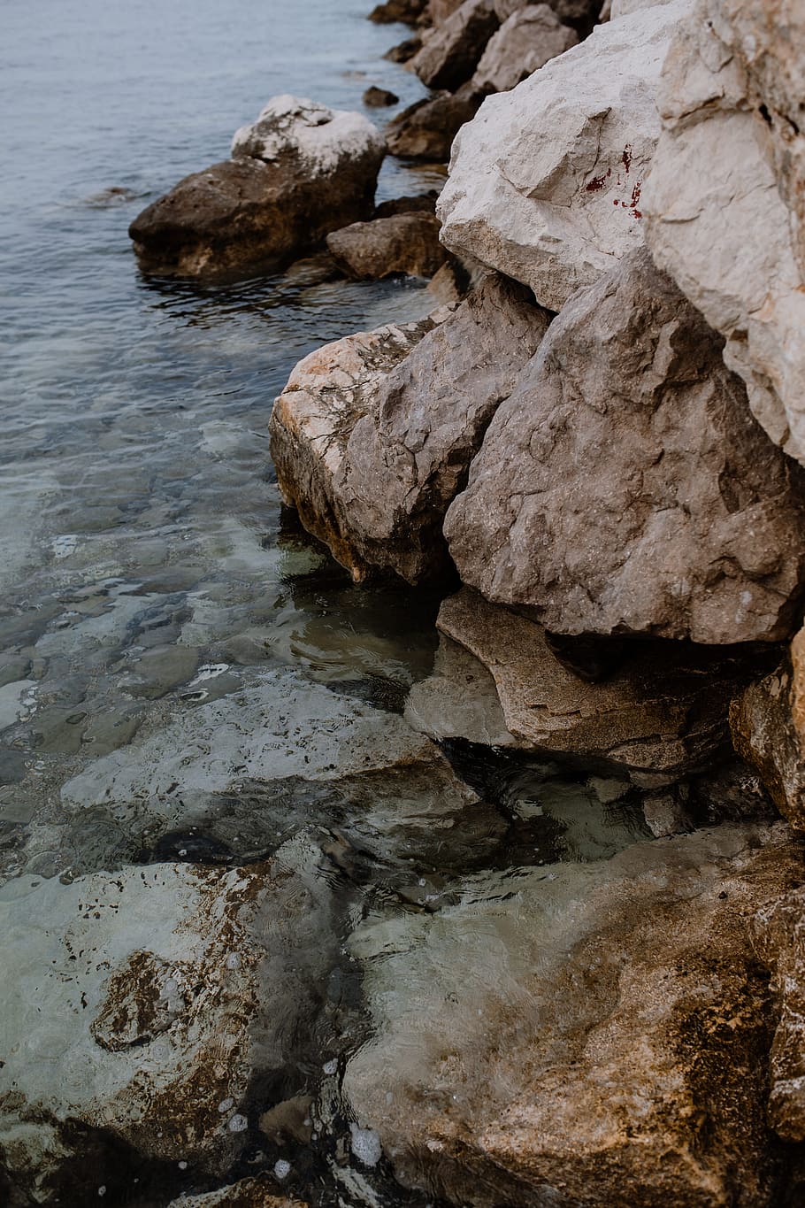 rocas por orilla, rocas, orilla, agua, agua azul, azul, roca, roca - objeto, sólido, naturaleza
