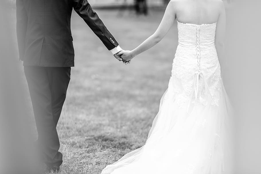 noiva, noivo, casamento, de mãos dadas, casado, andar, grama, preto e branco, branco, vestido