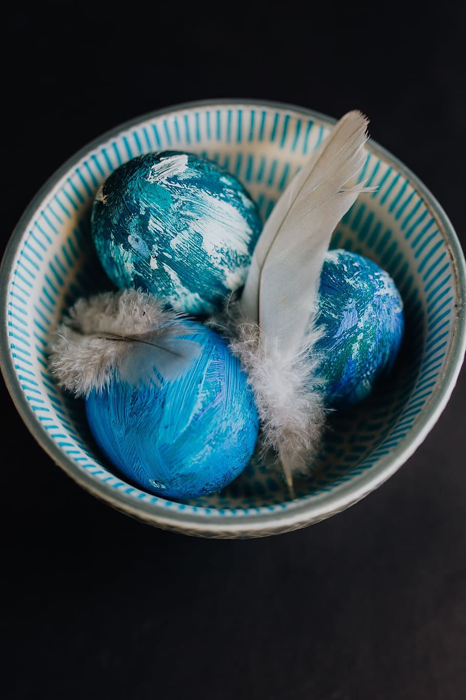 huevos de pascua azul, azul, huevos, colorido, pascua, pintado, adentro, naturaleza muerta, fondo negro, foto de estudio