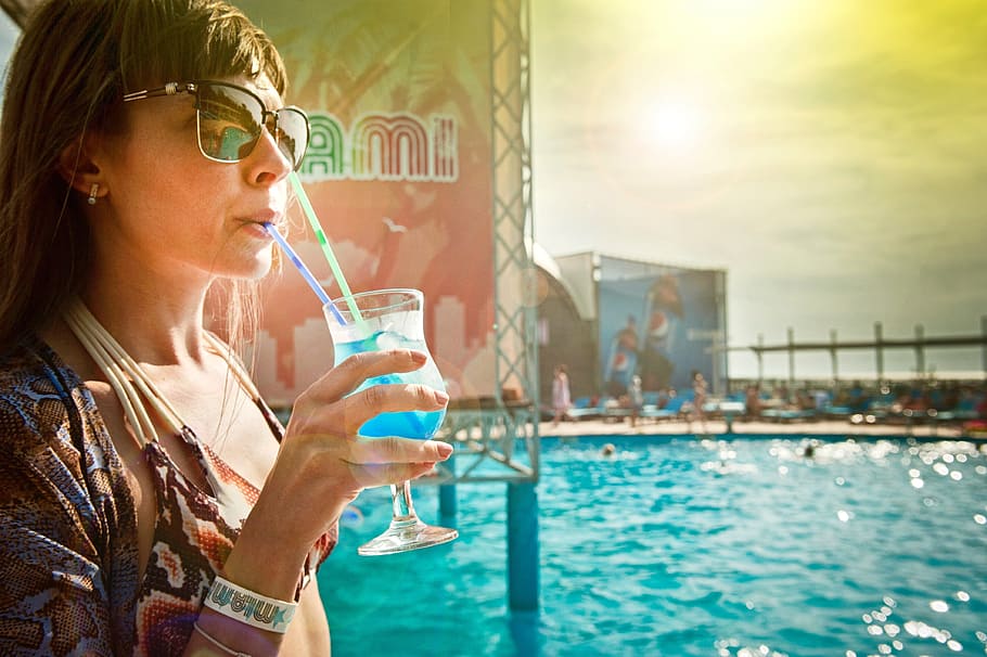 mulher, bebida, coquetel, azul, óculos de sol, retrô, pôr do sol, molhado, feminino, menina