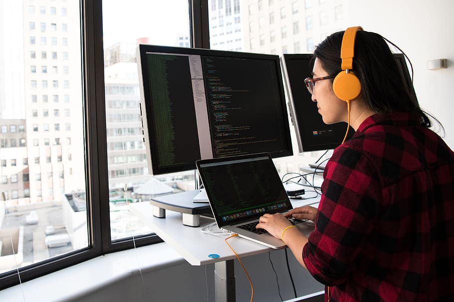 mujer, desarrollador, oficina, monitor, pantalla dual, código, programador, ventana, personas, trabajo