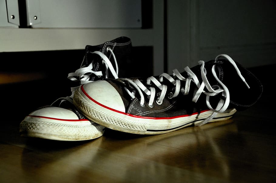sepatu, sepatu kets, waktu luang, sepatu chuck, sepatu kain, pemuda, tali sepatu, di dalam ruangan, pasangan, masih hidup