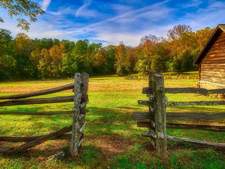 Carolina del Norte, América, otoño, puerta, valla de madera, cielo, nubes, paisaje, granja, granero
