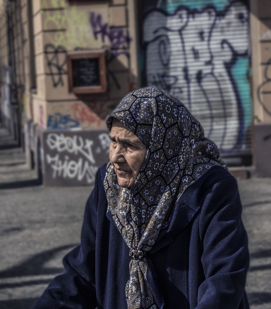 old lady, headscarf, kreuzberg, berlin, real people, one person, adult, lifestyles, women, focus on foreground