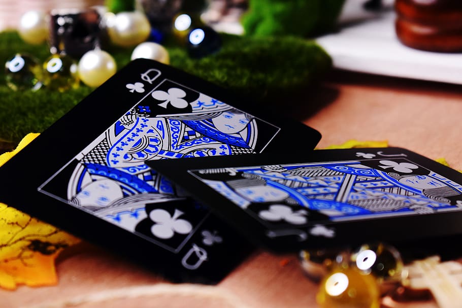 queen suited, queen jack, poker, playing cards, black card, queen club, club queen, selective focus, table, technology
