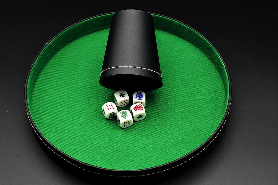 roll-the-dice-poker-dice-poker-play.jpg